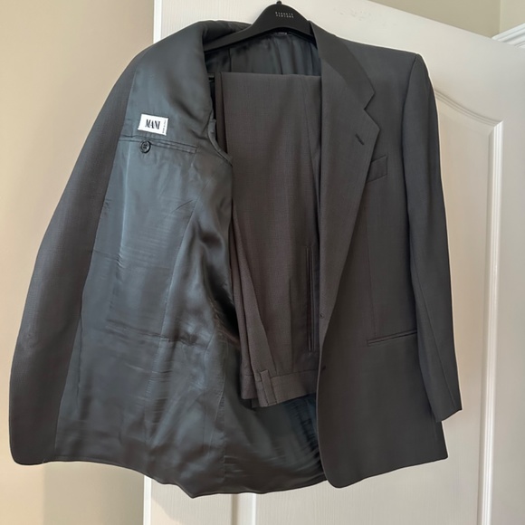 Giorgio Armani suits. Made in Italy. Fine Italian wool. 6 colors and styles. - Picture 10 of 16